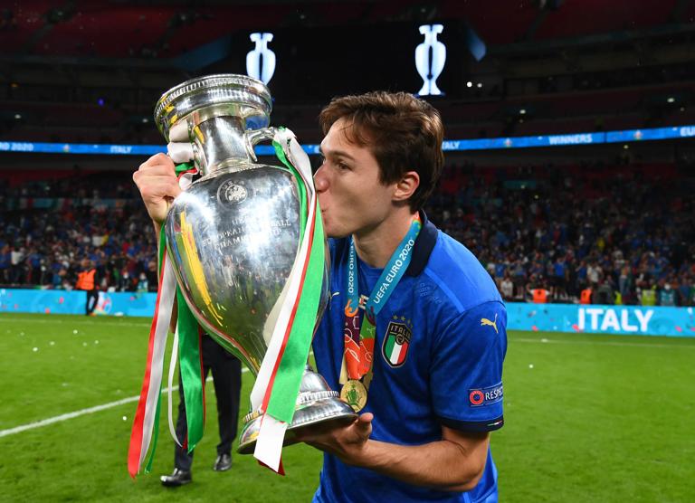 LONDON, ENGLAND - JULY 11: Federico Chiesa kisses The Henri Delaunay Trophy following his team's victory in the UEFA Euro 2020 Championship Final between Italy and England at Wembley Stadium on July 11, 2021 in London, England. (Photo by Claudio Villa/Getty Images)