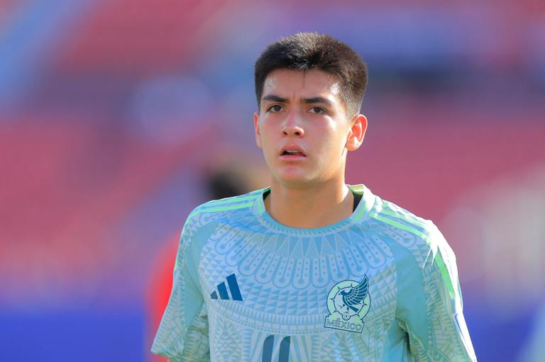 SANTIAGO, CHILE - OCTOBER 1: Gilberto Mora of Mexico looks on during the FIFA U-20 World Cup Chile 2025 Group C match between Spain and Mexico at Estadio Nacional Julio Mart&Atilde;&shy;nez Pr&Atilde;&iexcl;danos on October 1, 2025 in Santiago, Chile. (Photo by Hugo Rivera/Jam Media/Getty Images)