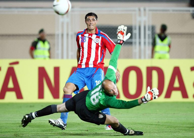 Bildnummer: 02935782  Datum: 02.07.2007  Copyright: imago/Ulmer
Oscar Cardozo (Paraguay) erzielt das 2:1 - Torwart Kasey Keller (USA) chancenlos; USA - Paraguay 1:3, Nationalmannschaft, Nationaltrikot, Aufmacher, Casey, Vdig, quer, Duell, Ball, Tor, Treffer, Gegentor Copa America 2007, Amerika, S&uuml;damerikameisterschaft, S&uuml;damerika, Meisterschaft, Gruppe C, Barinas Dynamik,  Fu&szlig;ball L&auml;nderspiel Herren Mannschaft Gruppenbild Aktion Werbemotiv Personen