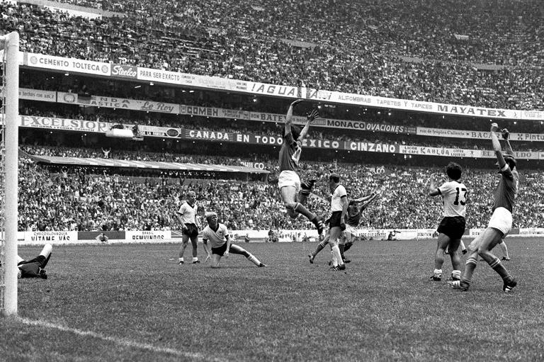 Bildnummer: 00511435  Datum: 17.06.1970  Copyright: imago/Buzzi
Roberto Boninsegna (Italien) mit Freudensprung, w&auml;hrend Vogts (li.) und Held (2.v.li., beide Deutschland) geschlagen sind; Italien - BRD 4:3 n.V., Siggi, Hans-Hubert, Vneg, Vsw, quer, Jubel, jubeln, Torjubel Weltmeisterschaft 1970, Halbfinale, L&auml;nderspiel, Nationalmannschaft, Nationalteam, Nationaltrikot Mexico-City Estadio Azteca, Azteken-Stadion Freude, Begeisterung,  Fu&szlig;ball WM Herren Mannschaft Mexiko Gruppenbild optimistisch Aktion Personen